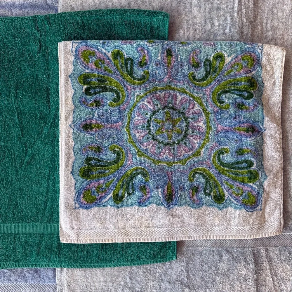 Vintage Cannon Royal Family‎ Psychedelic Floral Hand Towel Made In USA Retro